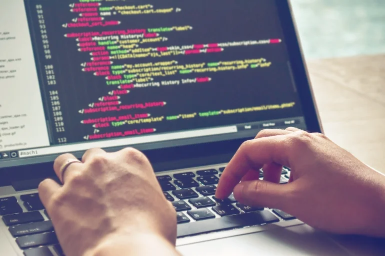 Eloquent ORM adalah